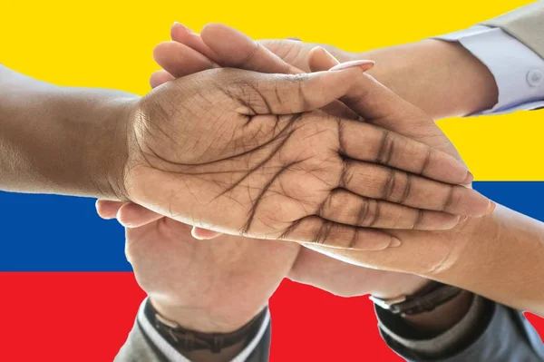 エクアドルの国旗、若者の多文化グループの相互作用 — ストック写真