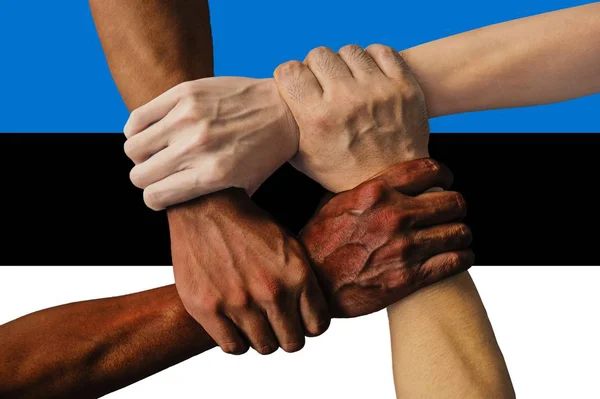 Bandera de Estonia, integración de un grupo multicultural de jóvenes — Foto de Stock