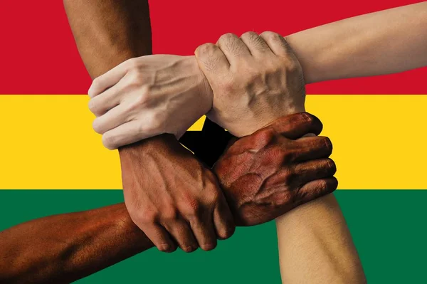 ガーナの国旗、多文化の若者の集団の統合 — ストック写真