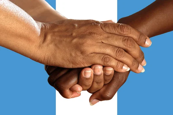 Bandera de Guatemala, integración de un grupo multicultural de jóvenes —  Fotos de Stock