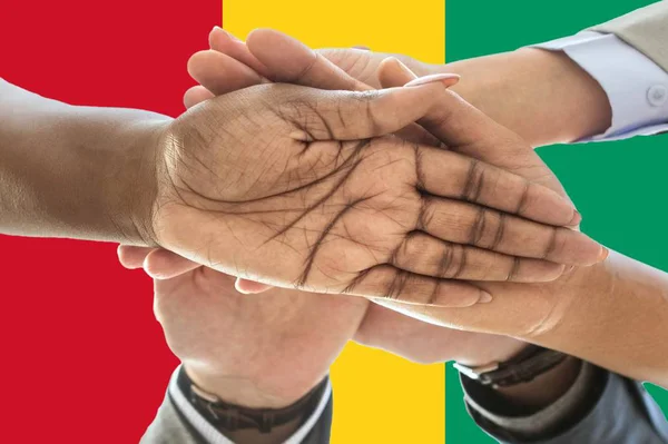 Bandeira da Guiné, integração de um grupo multicultural de jovens — Fotografia de Stock