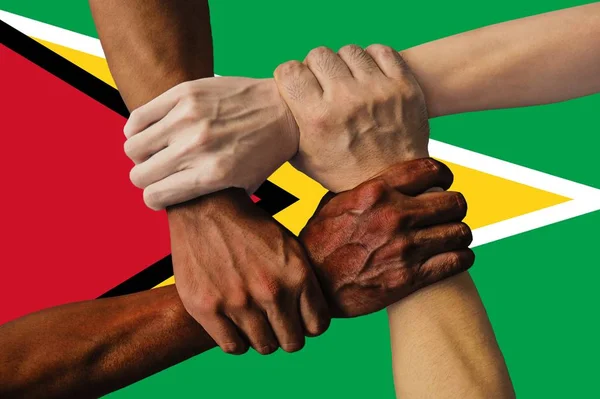 Guyana bayrağı, çok kültürlü gençlerden oluşan bir grubun bölünmesi. — Stok fotoğraf
