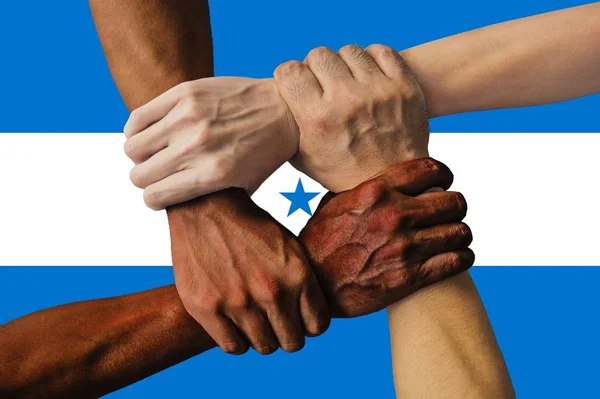 Ehrenflagge, Integration einer multikulturellen Gruppe junger Menschen — Stockfoto