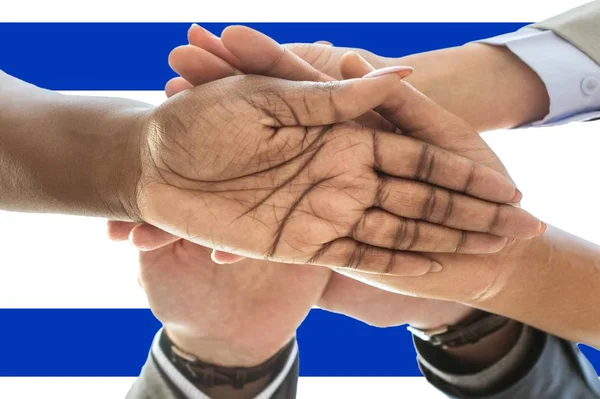 Izrael zászlója, a fiatalok multikulturális csoportjának intergrációja — Stock Fotó