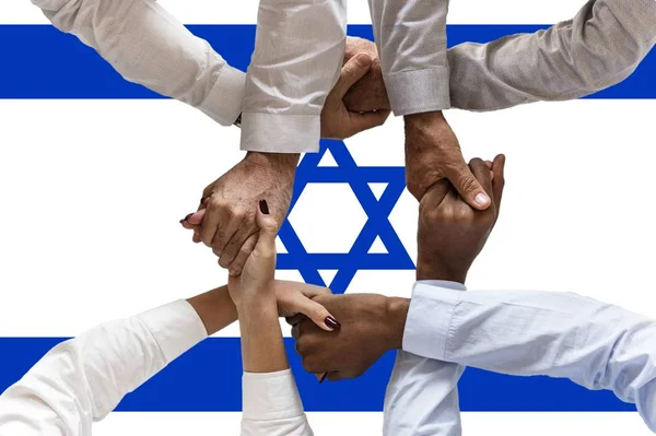 Drapeau d'Israël, intégration d'un groupe multiculturel de jeunes — Photo