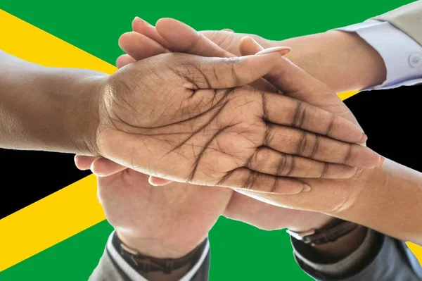 자메이카 국기, 다양 한 문화권의 청소년들이 조화를 이루고 있는 모습 — 스톡 사진