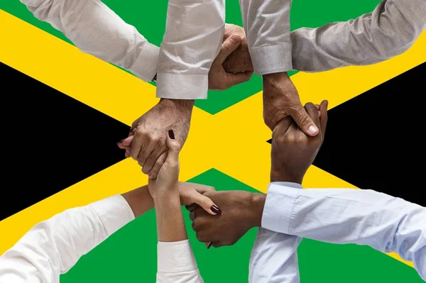 Bandiera della Giamaica, integrazione di un gruppo multiculturale di giovani — Foto Stock