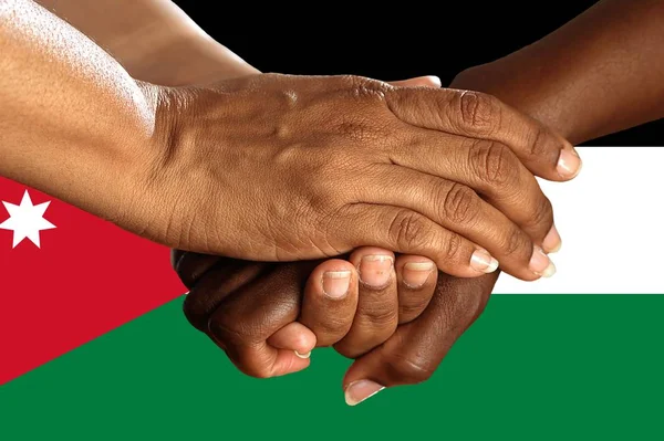 Jordaniens flagga, och integration av en mångkulturell grupp unga människor — Stockfoto