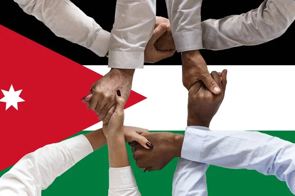 Jordaniens flagga, och integration av en mångkulturell grupp unga människor — Stockfoto