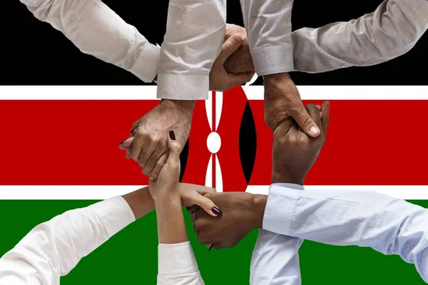 Bandiera del Kenya, integrazione di un gruppo multiculturale di giovani — Foto Stock