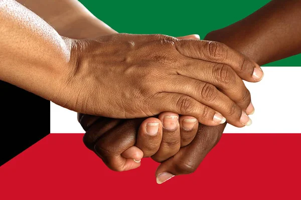 Kuwaits flagga, och integration av en mångkulturell grupp unga människor — Stockfoto