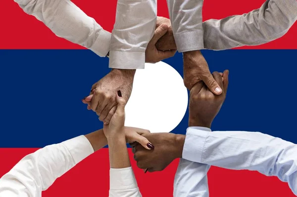 Flagge von Laos, Integration einer multikulturellen Gruppe junger Menschen — Stockfoto