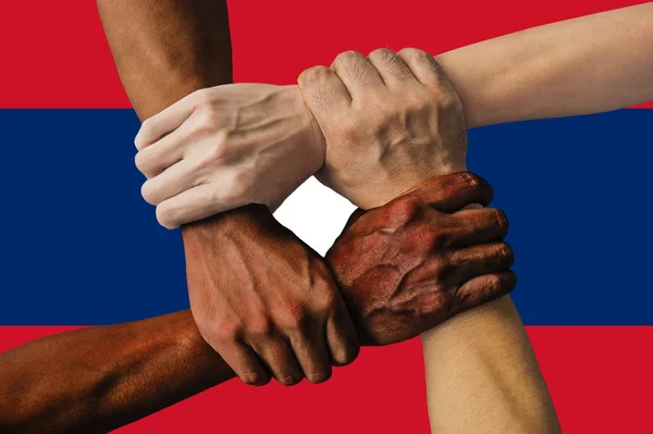 Flagge von Laos, Integration einer multikulturellen Gruppe junger Menschen — Stockfoto