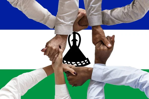 Bandiera del Lesotho, integrazione di un gruppo multiculturale di giovani — Foto Stock