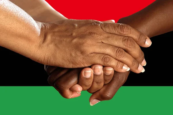 利比亚国旗，一个多文化的年轻人群体的交织 — 图库照片