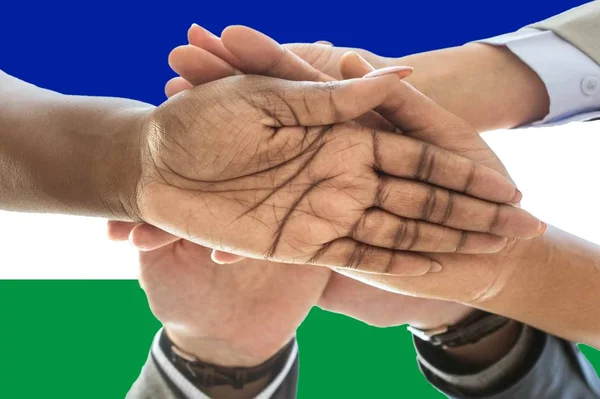 Flagge von Lesotho, Integration einer multikulturellen Gruppe junger Menschen — Stockfoto