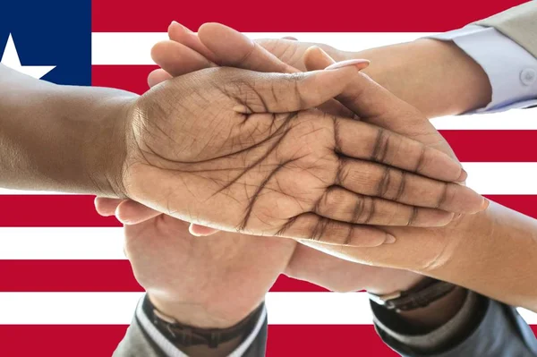 Bandera de Liberia, integración de un grupo multicultural de jóvenes — Foto de Stock