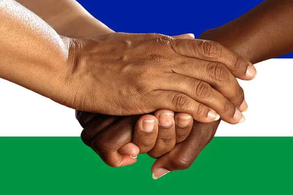 Lesothská vlajka, intergrace multikulturní skupiny mladých lidí — Stock fotografie