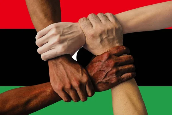 Bandera de Libia, integración de un grupo multicultural de jóvenes — Foto de Stock