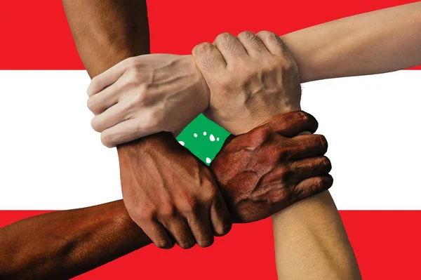 Libanon zászlaja, a multikulturális fiatalok csoportjának összekapcsolása — Stock Fotó