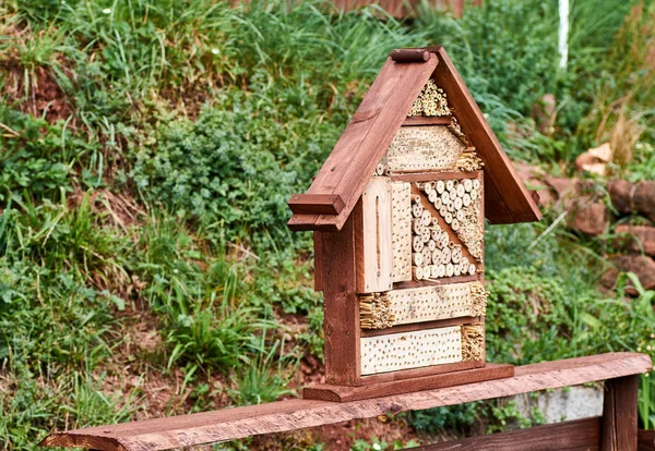 Utsikt till en insekt hus i trädgården, skydd för insekter, som heter Insect Hotel, Insektenhotel. — Stockfoto