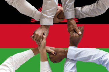 Malavi bayrağı, çok kültürlü bir grup gencin araya bağlanması