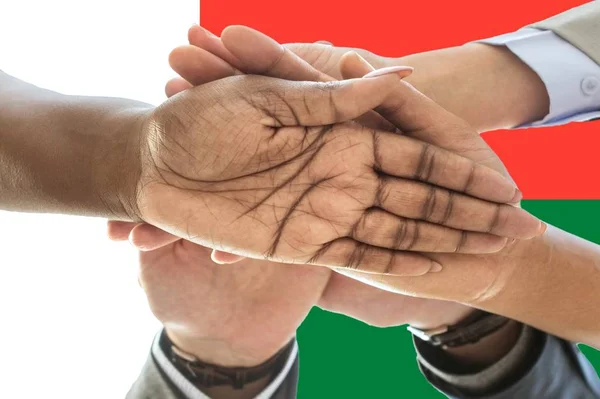 Madagaskar-Fahne, Integration einer multikulturellen Gruppe junger Menschen — Stockfoto