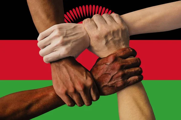 Bandera de Malawi, integración de un grupo multicultural de jóvenes — Foto de Stock