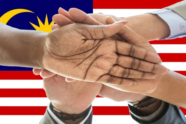 Flagge Malaysias, Integration einer multikulturellen Gruppe junger Menschen — Stockfoto