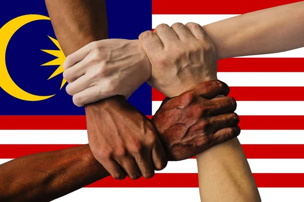 Bandiera della Malesia, integrazione di un gruppo multiculturale di giovani — Foto Stock