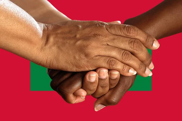 Flagge der Malediven, Integration einer multikulturellen Gruppe junger Menschen — Stockfoto