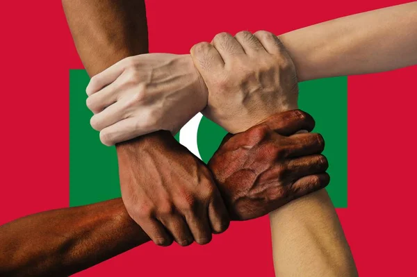 Maldivernas flagga, och integration av en mångkulturell grupp unga människor — Stockfoto