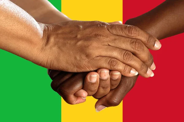 Mali zászlaja, a fiatalok multikulturális csoportjának összekapcsolása — Stock Fotó