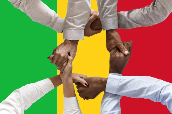 Bandiera del Mali, integrazione di un gruppo multiculturale di giovani — Foto Stock