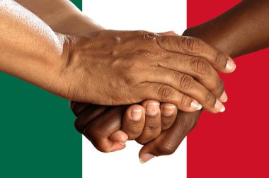 Meksika Bayrağı, çok kültürlü bir grup gencin araya bağlanması