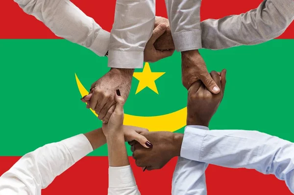 Bandera de Mauritania, integración de un grupo multicultural de jóvenes — Foto de Stock