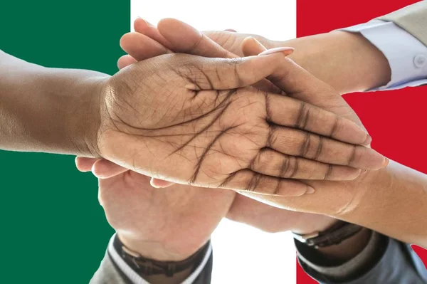 Bandera de México, integración de un grupo multicultural de jóvenes — Foto de Stock