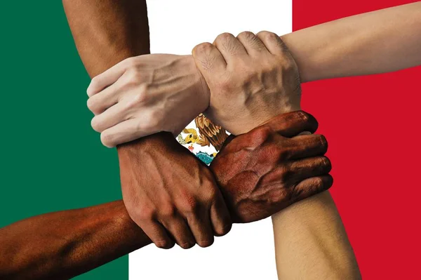 Bandera de México, integración de un grupo multicultural de jóvenes — Foto de Stock
