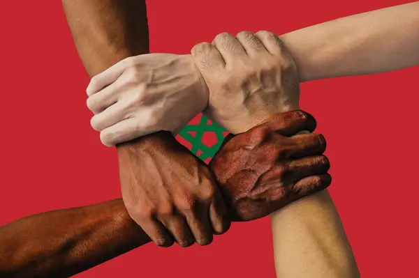 Bandera de Marruecos, integración de un grupo multicultural de jóvenes — Foto de Stock