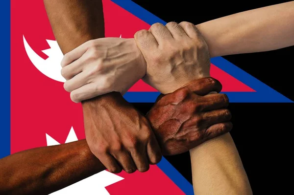 Bandera de Nepal, integración de un grupo multicultural de jóvenes — Foto de Stock