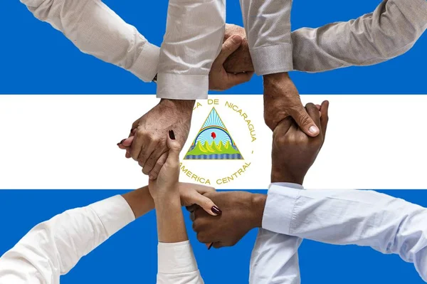 Nikaragujská vlajka, intergrace multikulturní skupiny mladých lidí — Stock fotografie