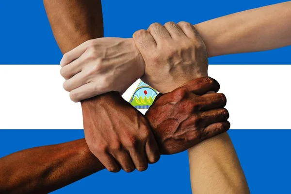 Flagge Nicaraguas, Integration einer multikulturellen Gruppe junger Menschen — Stockfoto