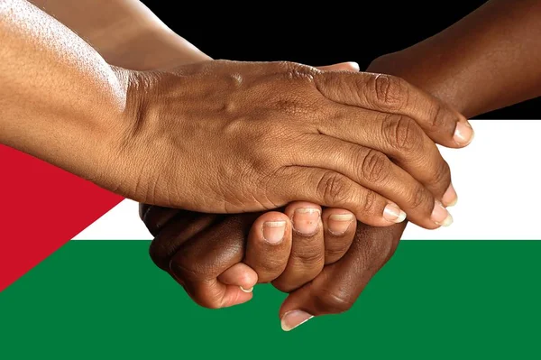 Drapeau de l "État de Palestine, intégration d'un groupe multiculturel de jeunes — Photo