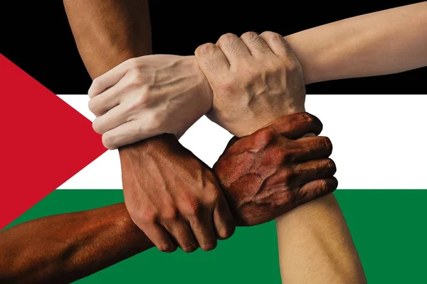 Bandera del Estado de Palestina, integración de un grupo multicultural de jóvenes — Foto de Stock