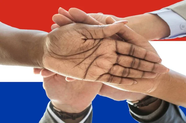 Flagge Paraguays, Integration einer multikulturellen Gruppe junger Menschen — Stockfoto