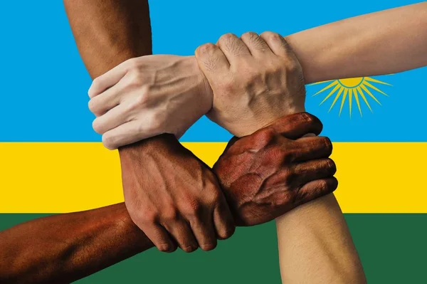 卢旺达国旗，多文化青年团体之间的交织 — 图库照片