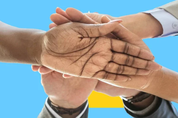Saint Lucia Bayrağı, çok kültürlü bir grup gencin araya bağlanması — Stok fotoğraf