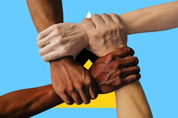 Flagge der Heiligen Lucia, Integration einer multikulturellen Gruppe junger Menschen — Stockfoto