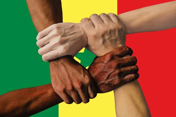 セネガルの旗、若者の多文化グループの相互作用 — ストック写真