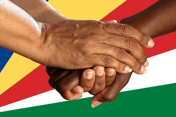 A Seychelle-szigetek zászlaja, egy multikulturális csoport a fiatalokkal — Stock Fotó